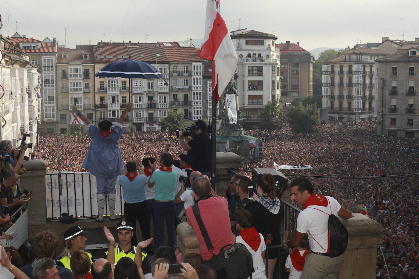 Vitoria ha dado inicio a las fiestas de la Virgen Blanca y una gran multitud de alaveses ha recibido a Celedón.