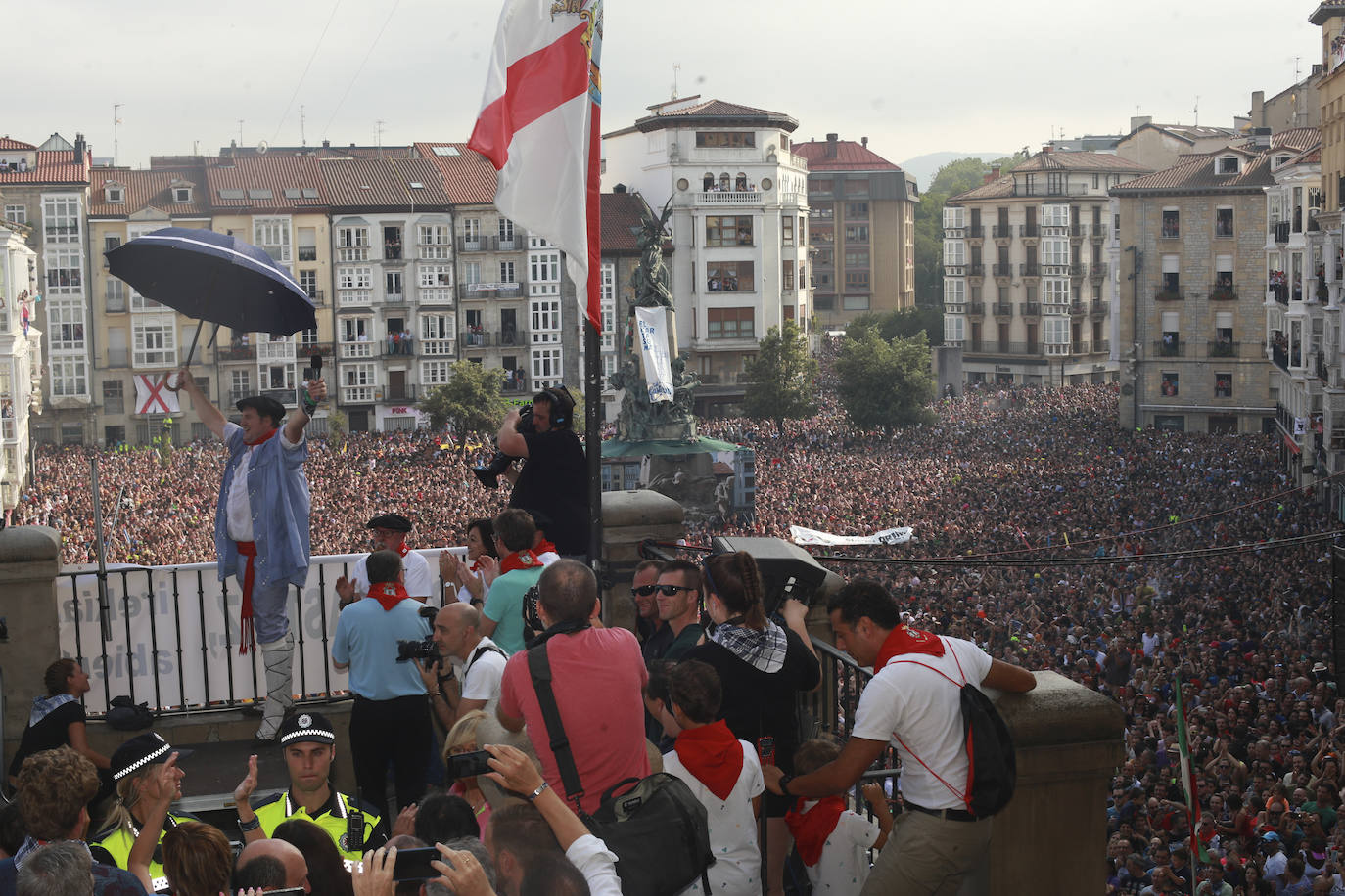 Vitoria ha dado inicio a las fiestas de la Virgen Blanca y una gran multitud de alaveses ha recibido a Celedón.