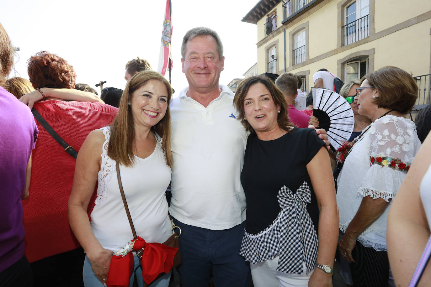 Vitoria ha dado inicio a las fiestas de la Virgen Blanca y una gran multitud de alaveses ha recibido a Celedón.