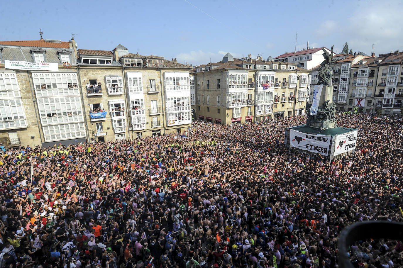 Vitoria ha dado inicio a las fiestas de la Virgen Blanca y una gran multitud de alaveses ha recibido a Celedón.