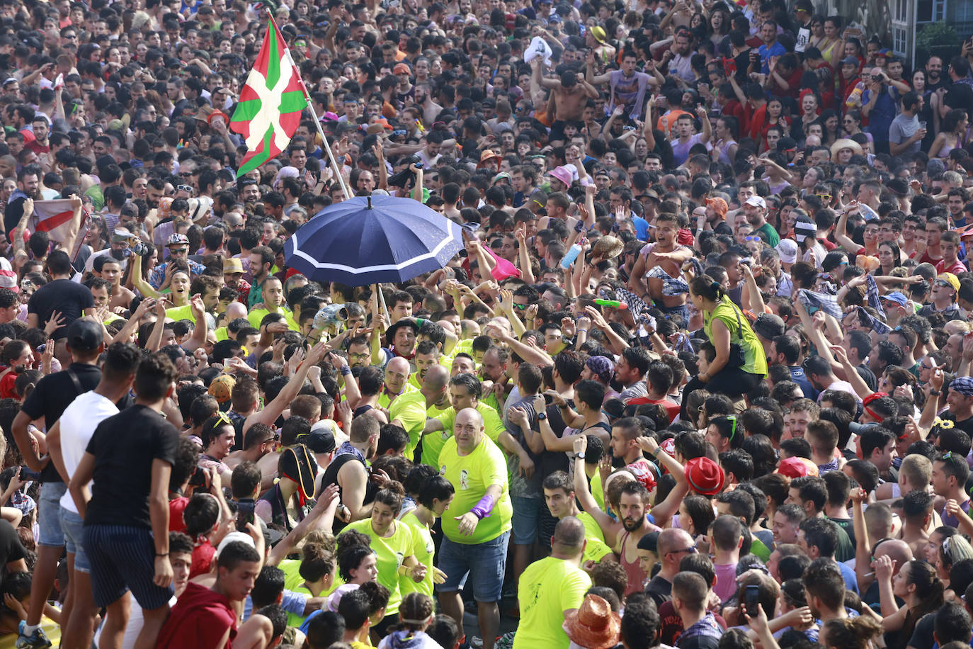 Vitoria ha dado inicio a las fiestas de la Virgen Blanca y una gran multitud de alaveses ha recibido a Celedón.