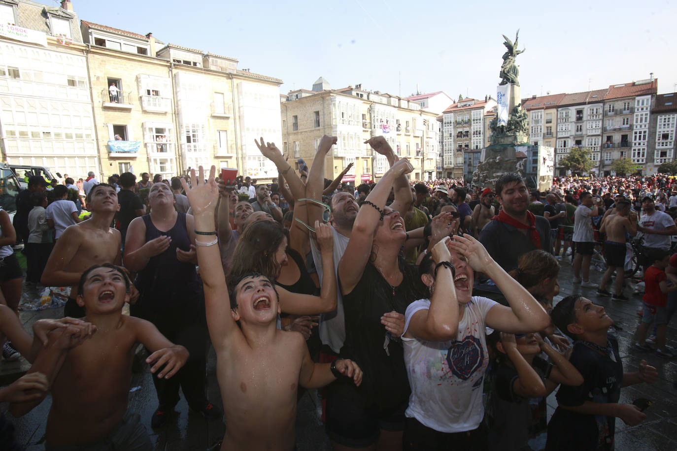 Vitoria ha dado inicio a las fiestas de la Virgen Blanca y una gran multitud de alaveses ha recibido a Celedón.