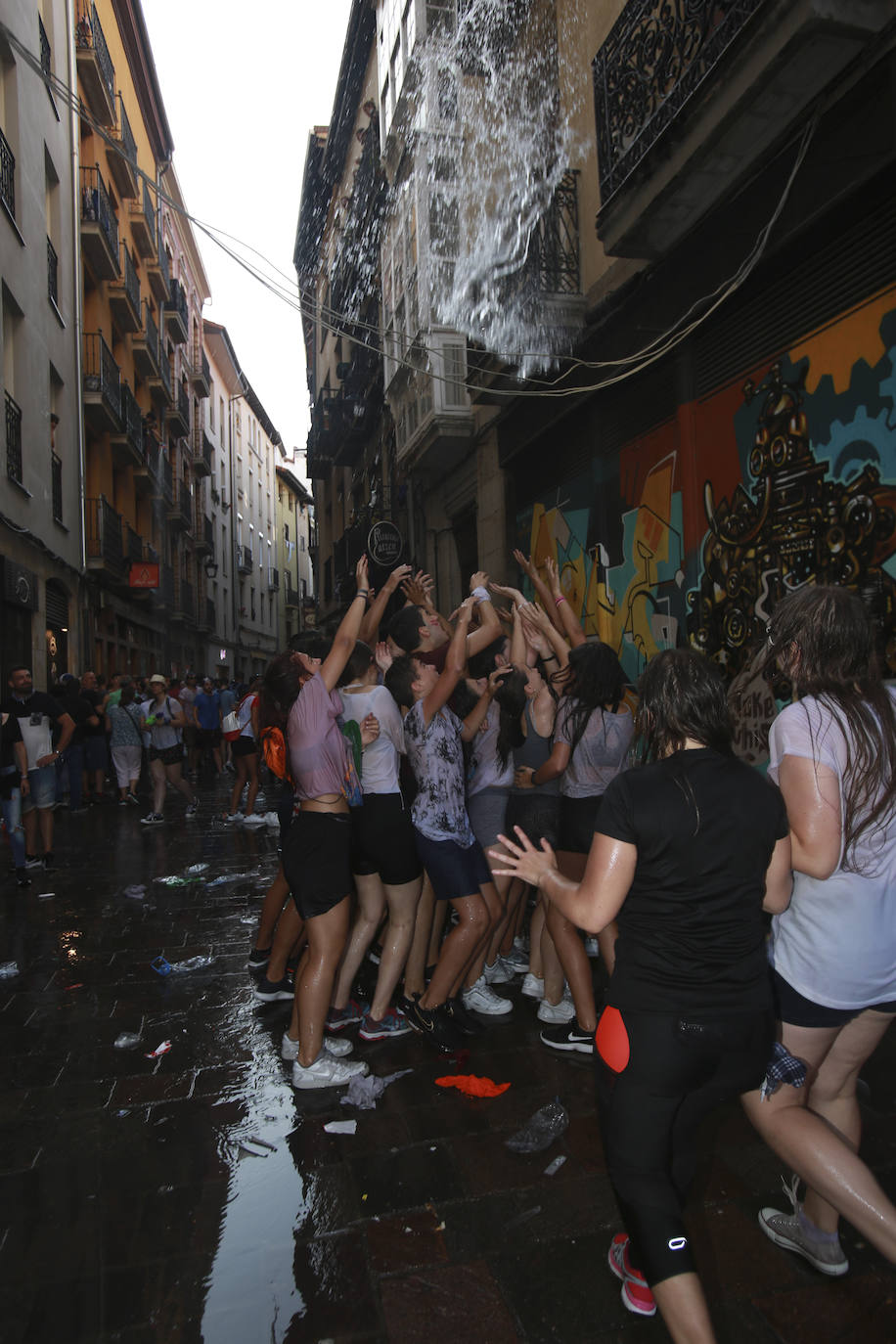 Vitoria ha dado inicio a las fiestas de la Virgen Blanca y una gran multitud de alaveses ha recibido a Celedón.