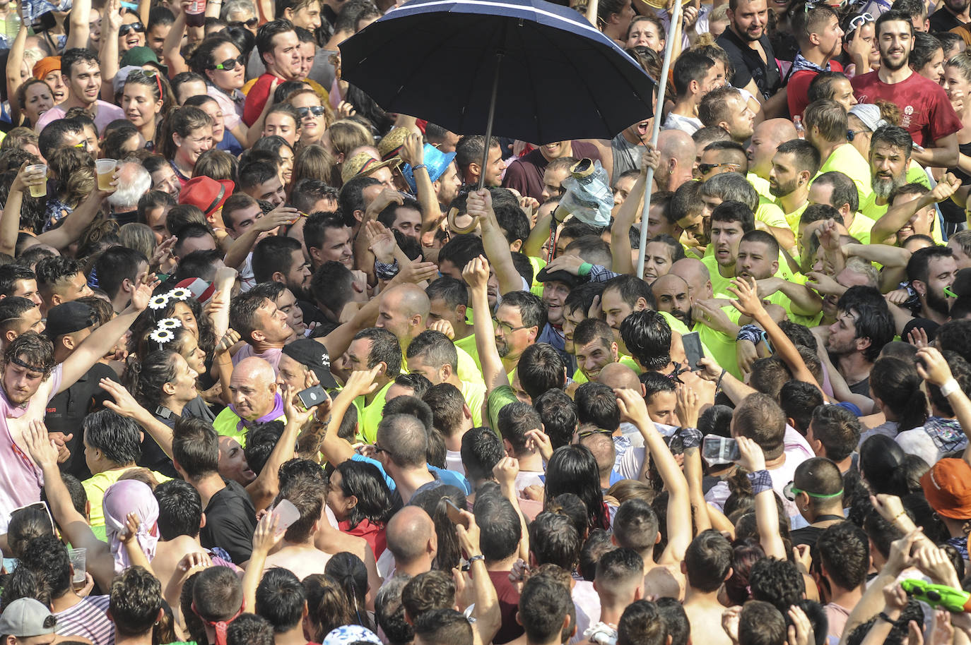 Vitoria ha dado inicio a las fiestas de la Virgen Blanca y una gran multitud de alaveses ha recibido a Celedón.