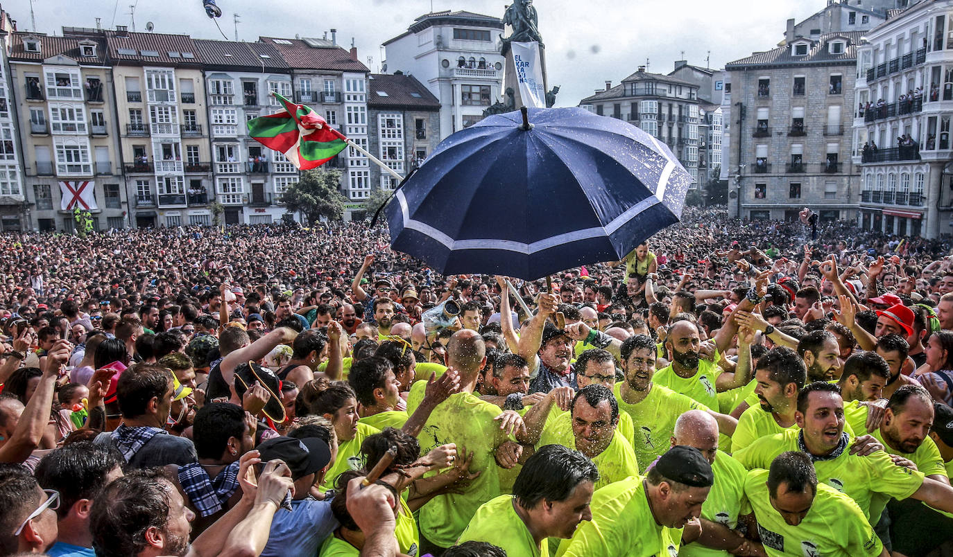 Vitoria ha dado inicio a las fiestas de la Virgen Blanca y una gran multitud de alaveses ha recibido a Celedón.