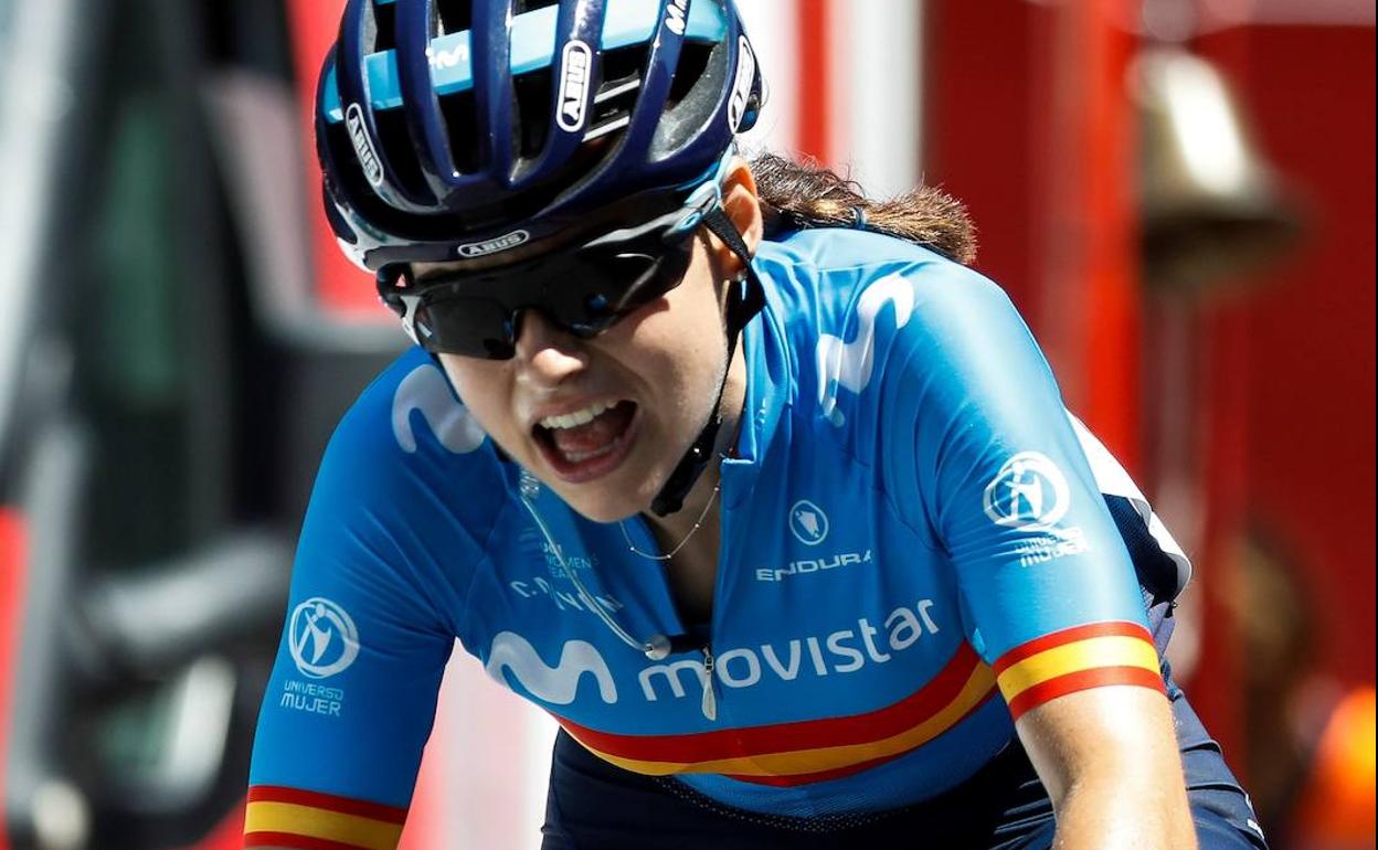 Lourdes Oyarbide cruza satisfecha la meta en la Clásica de San Sebastián.