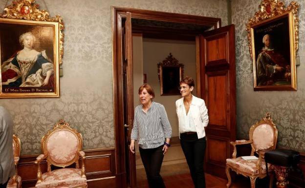 Uxue Barkos y María Chivite acceden al salón del Palacio Foral en el que han ofrecido una rueda de prensa tras el traspaso de poderes.