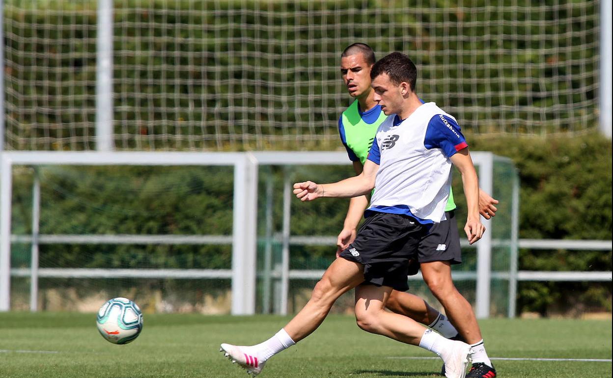 Dani Garcia e Iñigo Vicente durante un entrenamiento del Athletic en Lezama.