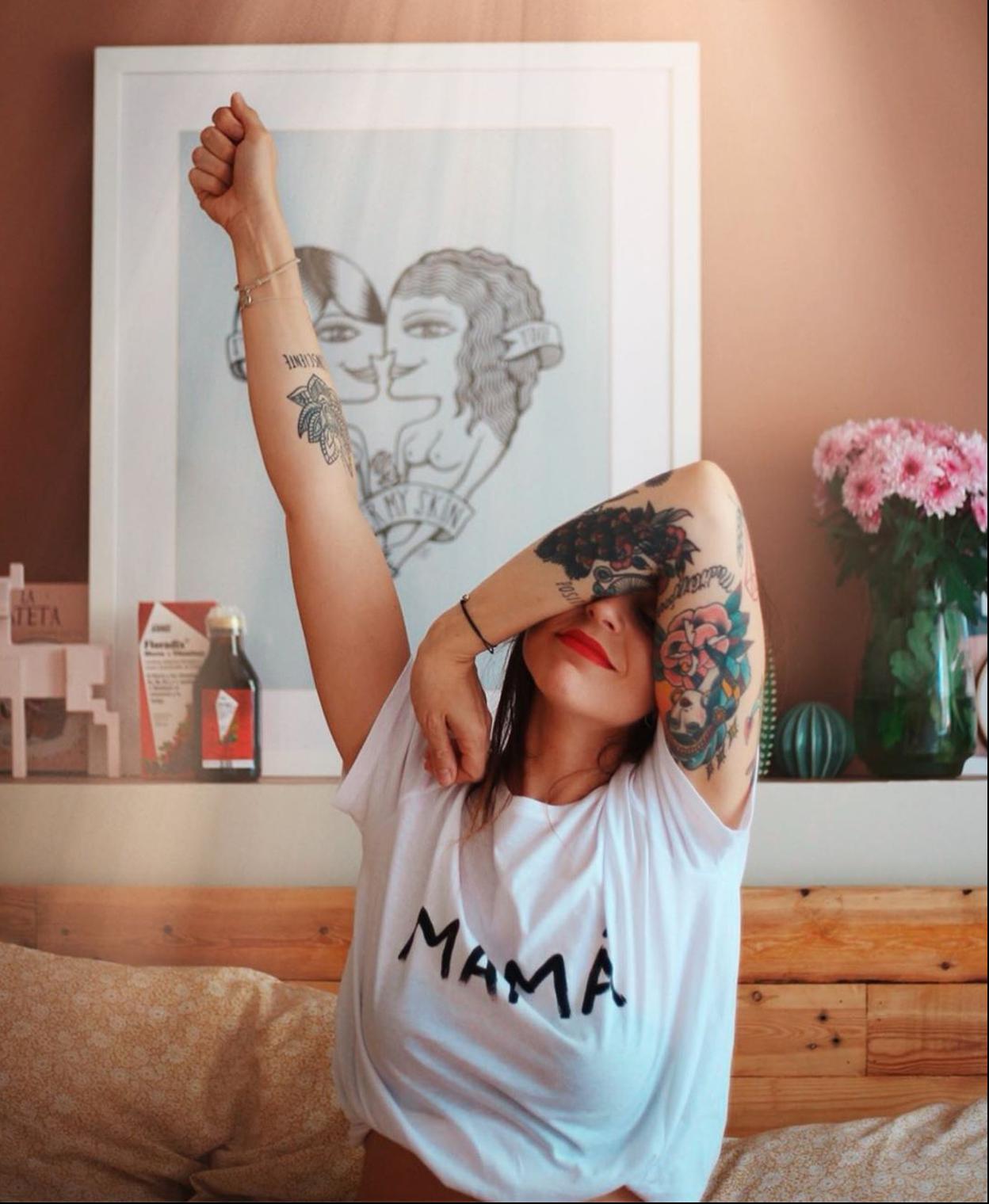 La 'influencer' Verónica Sánchez posa con una camiseta blanca que lleva estampada la palabra 'Mamá'.