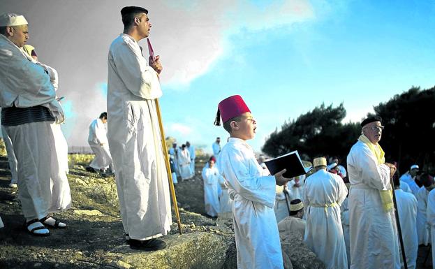 Hebreos, no judíos. Los samaritanos, que se consideran una de las doce tribus de Israel y guardianes de las Tablas de la Ley, rezan en su montaña sagrada.