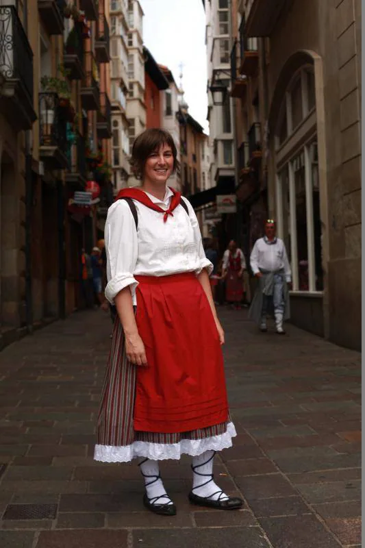 Lidia Aguilera viste un traje con camisa blanca, pañuelo rojo y falda de rayas que se hizo hace años con su cuadrilla de amigas. "Es súper cómodo, con este traje te puedes sentar en cualquier sitio", nos cuenta.