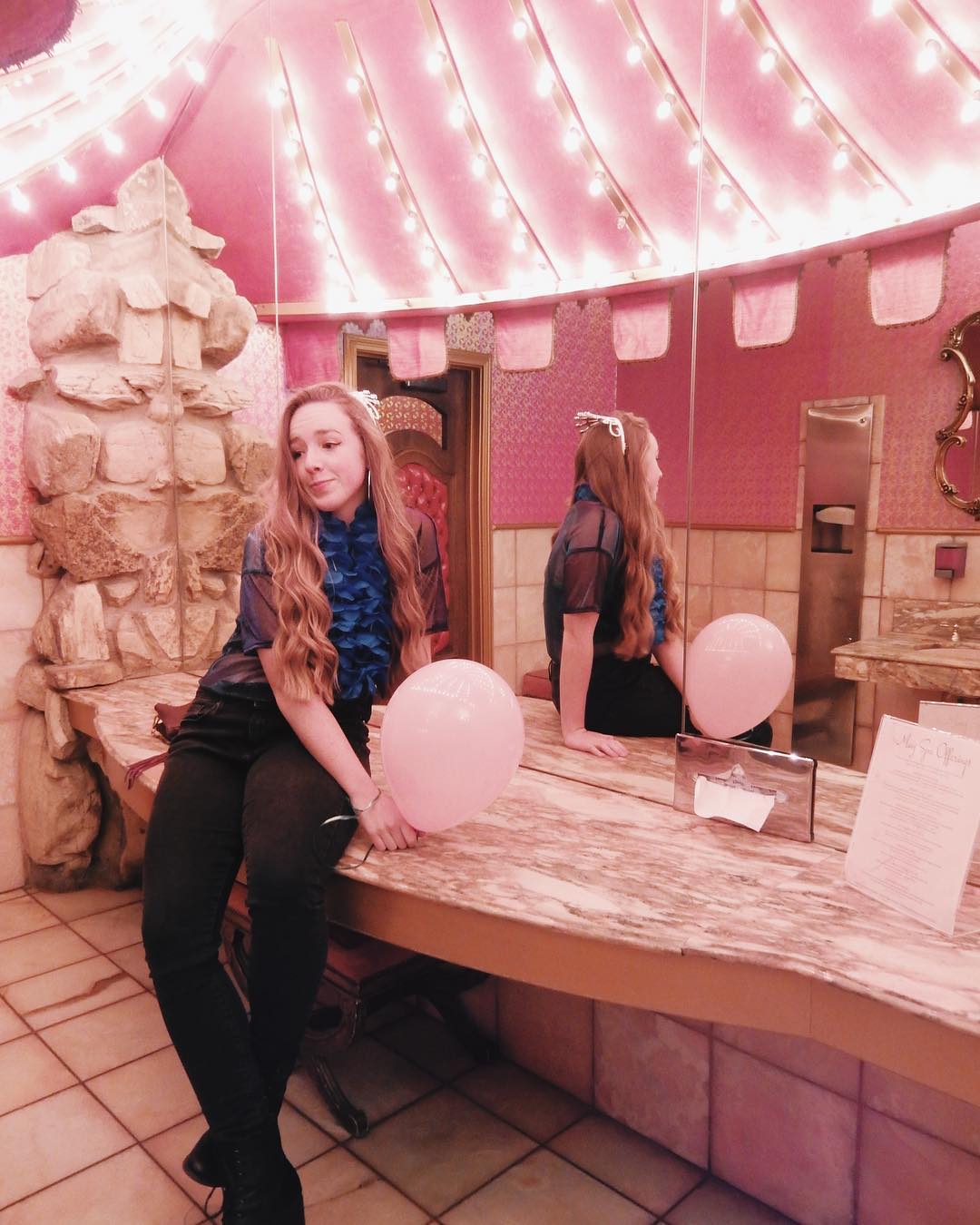 Este excéntrico restaurante de California, Madonna Inn, tiene los cuartos de baño más teatrales del estado. Están decorados en mármol con espejos de oro, candelabros y puertas forradas en cuero almohadillado de color rojo.