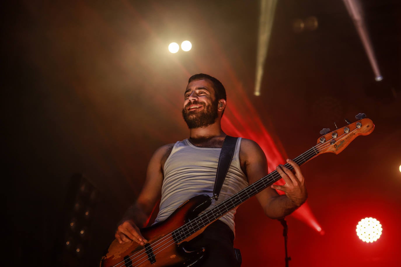 La Maravillosa Orquesta del Alcohol abarrotó la plaza de Los Fueros con una hora y media de concierto en el que no faltaron éxitos como 'Vasos vacíos' y 'PMVR'