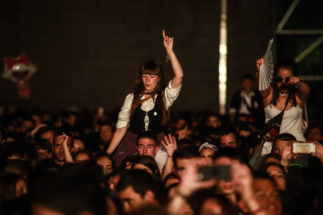 La Maravillosa Orquesta del Alcohol abarrotó la plaza de Los Fueros con una hora y media de concierto en el que no faltaron éxitos como 'Vasos vacíos' y 'PMVR'