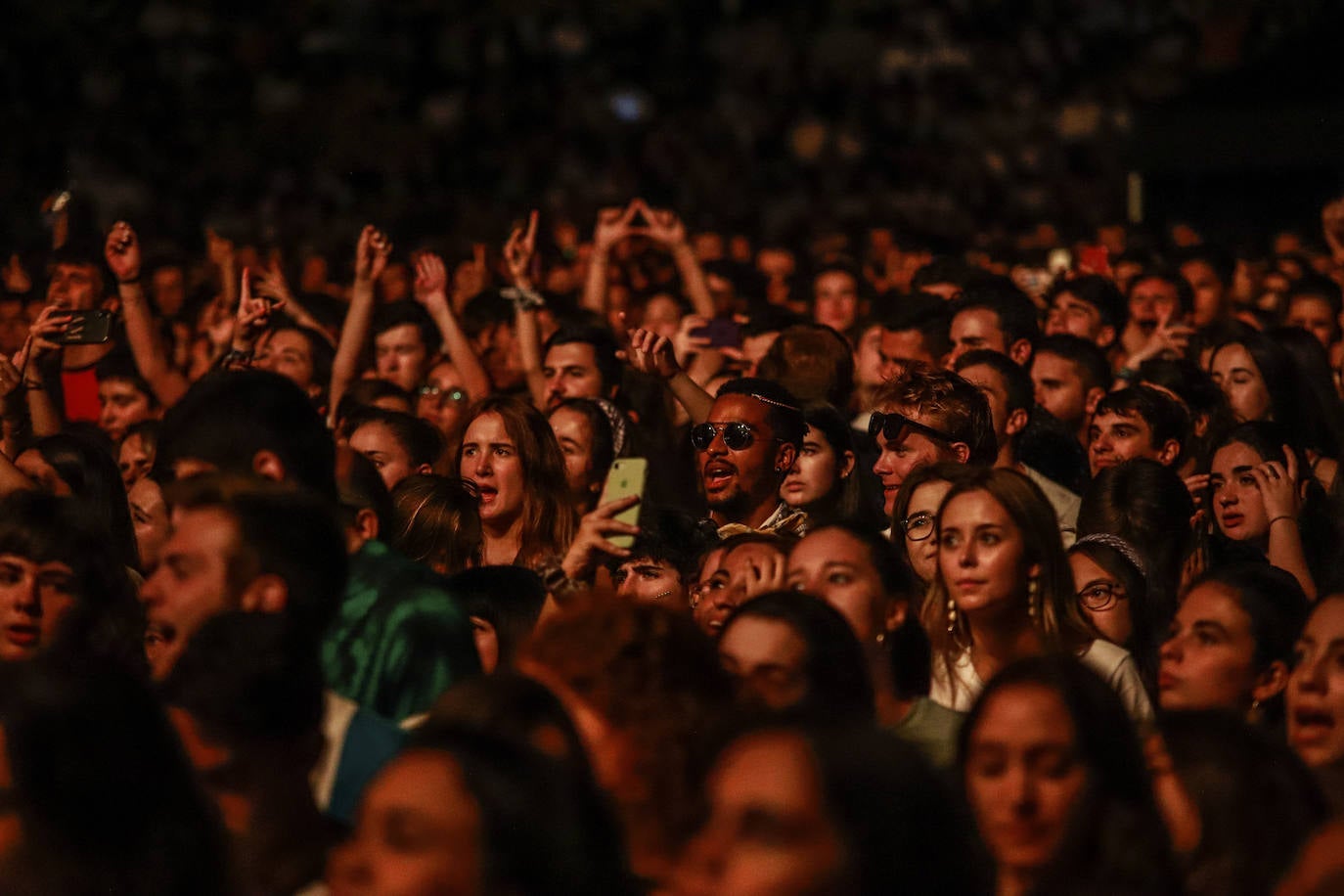 La Maravillosa Orquesta del Alcohol abarrotó la plaza de Los Fueros con una hora y media de concierto en el que no faltaron éxitos como 'Vasos vacíos' y 'PMVR'