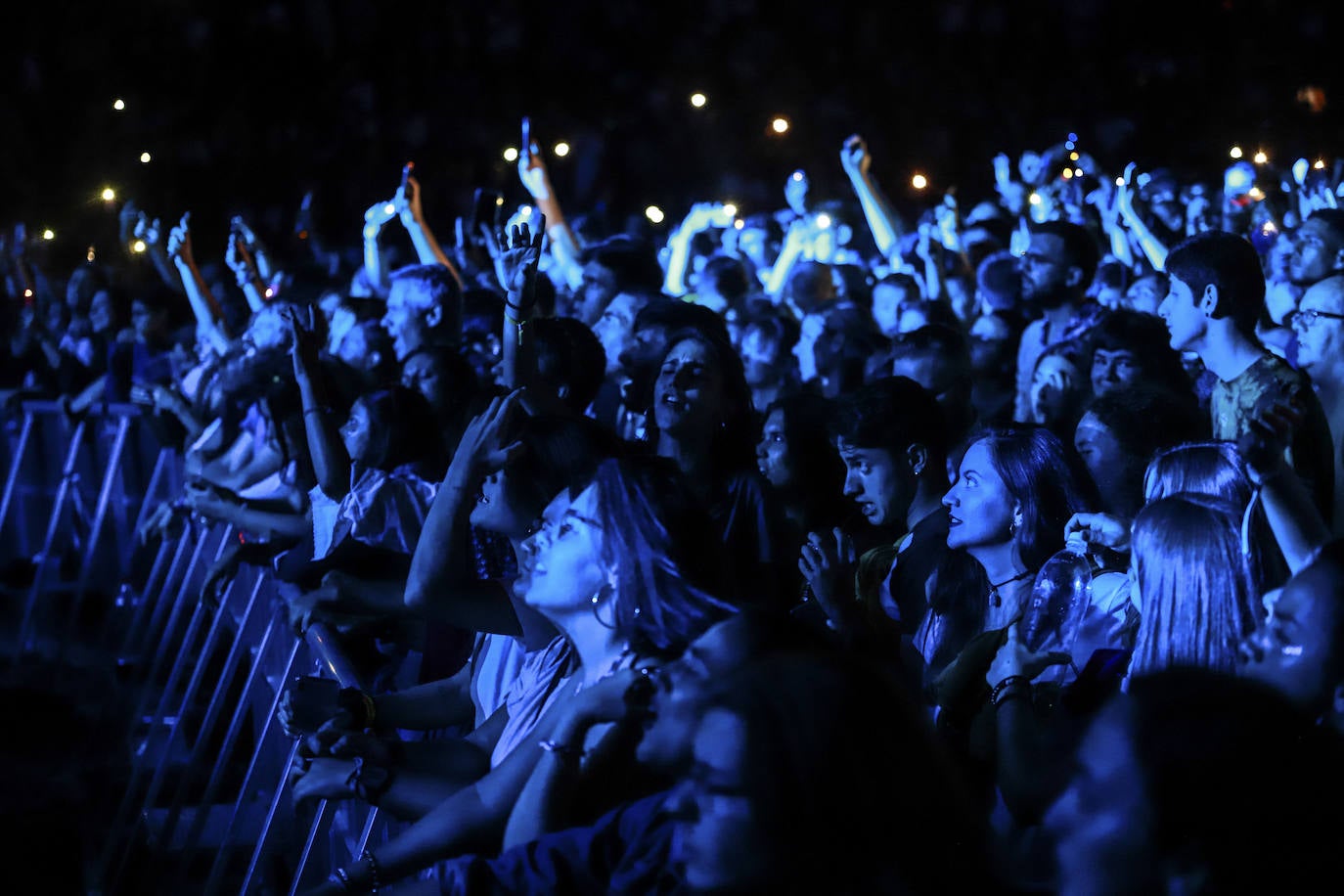 La Maravillosa Orquesta del Alcohol abarrotó la plaza de Los Fueros con una hora y media de concierto en el que no faltaron éxitos como 'Vasos vacíos' y 'PMVR'