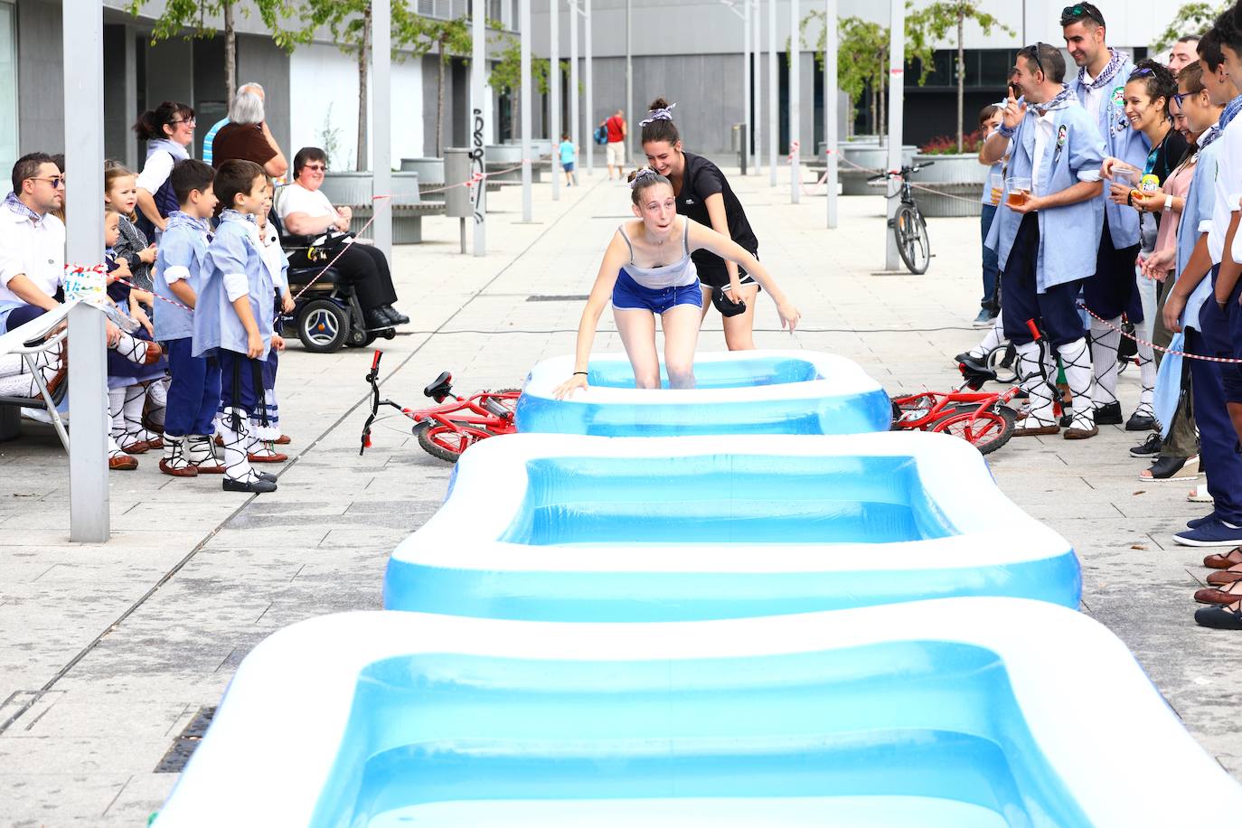 La cuadrilla Gasteiztarrak celebra su tercer Triatlón Blusístico, una cita solidaria con Aspace