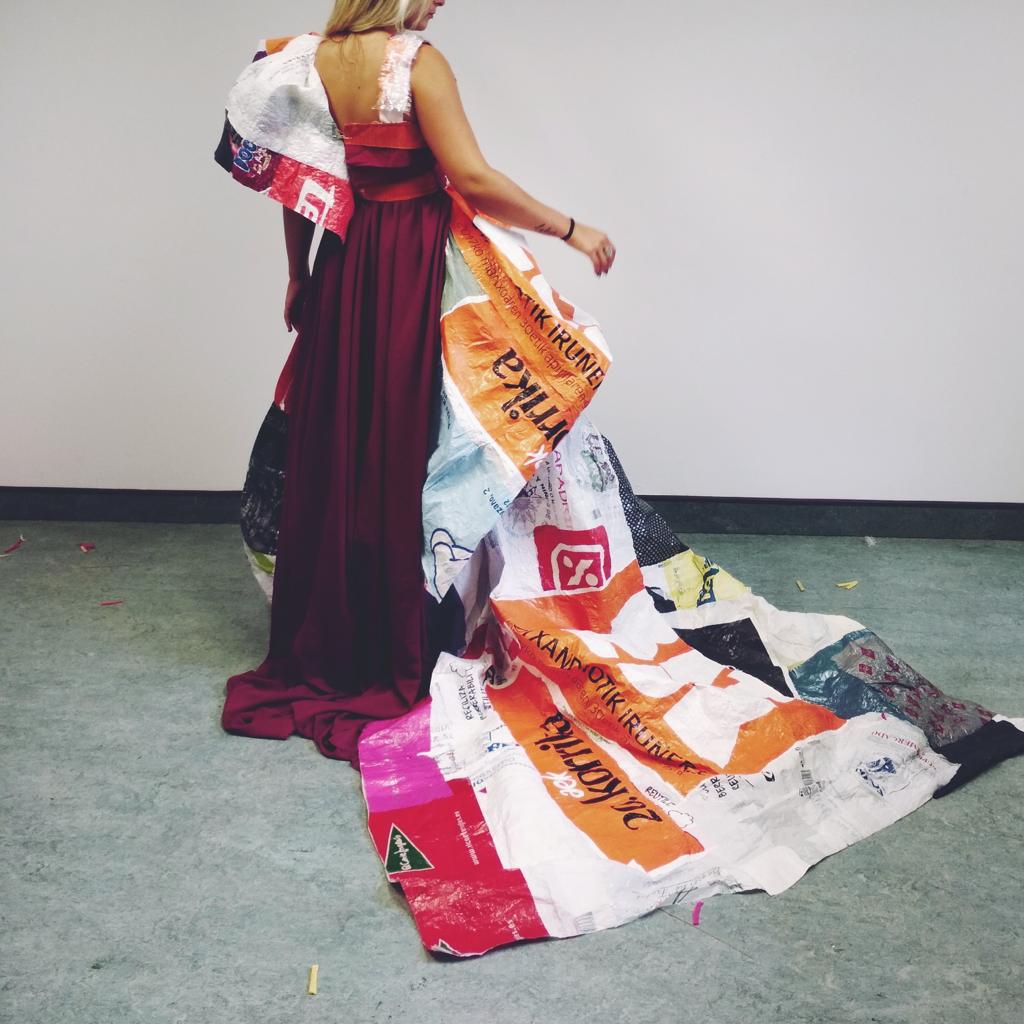 La pieza surgió dentro de un curso de diseño que impartió el Ayuntamiento del municipio vizcaíno, donde Yaiza Txakartegi, diseñadora de 25 años, creó un vestuario teatral 'low cost' con materiales reciclables. Un modelo que contrasta con los que concibe en su atelier de Bilbao 