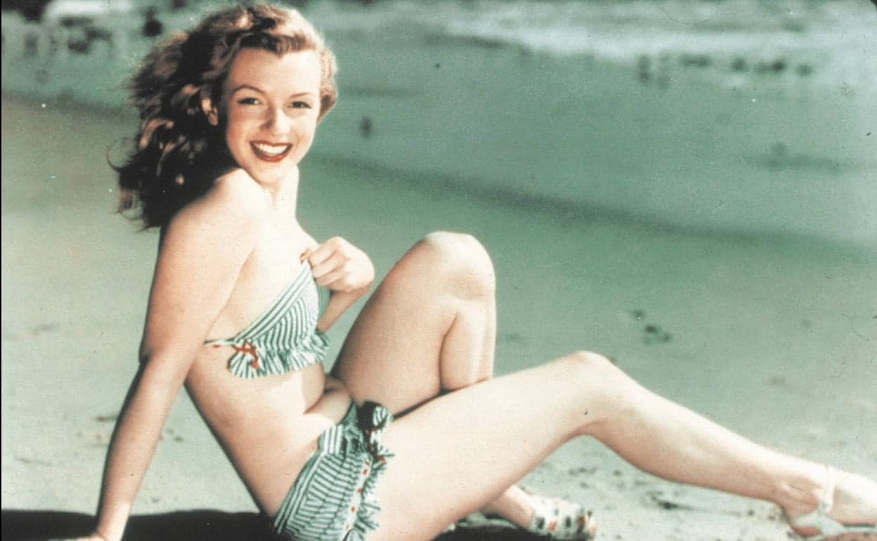 Marilyn Monroe posa en bikini durante su juventud.