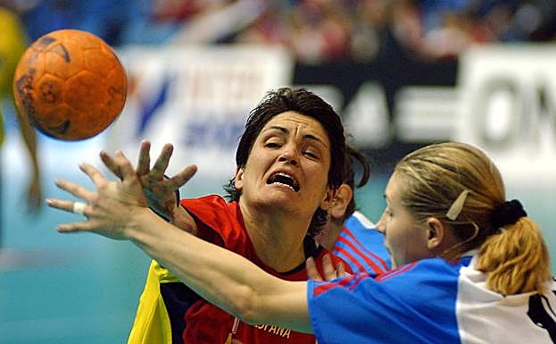 Montse Puche compite contra Rusia en el mundial de Zagreb, en 2003.