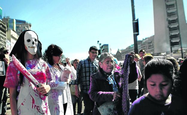 Protesta contra el maltrato animal a las puertas de la principal muestra del sector ganadero en Buenos Aires.