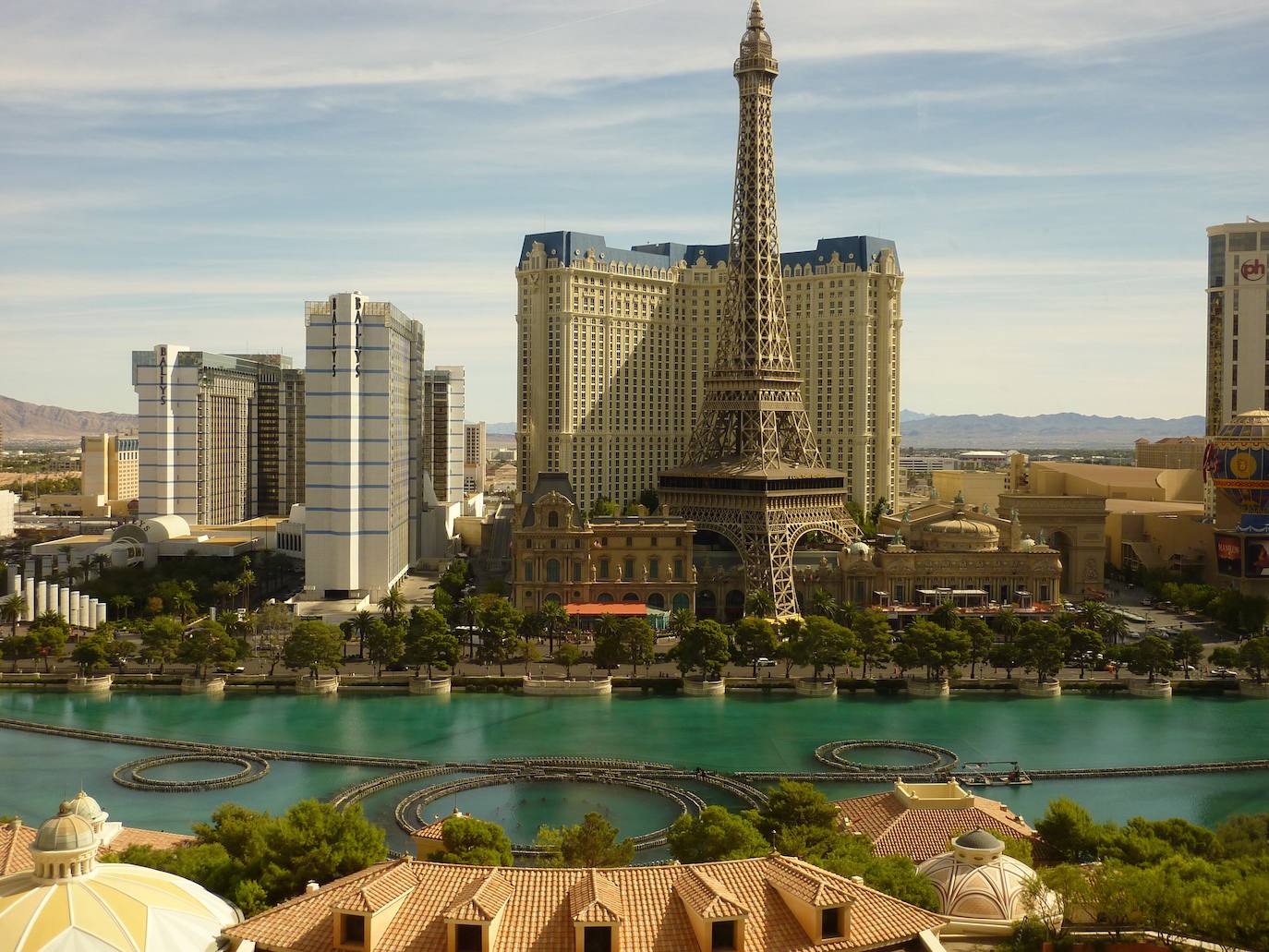 ¿Es Bellagio el mejor casino del mundo? | Resulta complicado decidir cuál es el mejor casino de Las Vegas y, por tanto, del mundo. Pero casi todos coinciden en que el Bellagio es el mejor. Un ejemplo: En él se celebra uno de los campeonatos del World Poker Tour más importantes, por lo que las grandes estrellas del juego de cartas más famoso del mundo se dan cita allí cada año. Solo entrar en la partida ya cuesta 20.000 dólares. Bellagio, es también una atracción en sí mismo. Alberga una combinación romántica de diferentes fragancias y colores de diferentes flores en sus increíbles jardines botánicos. Aparte de sus jardines interiores, también es el hogar de una Galería de Bellas Artes, donde se exhiben magníficas obras de arte creadas por los artistas más influyentes del mundo. 