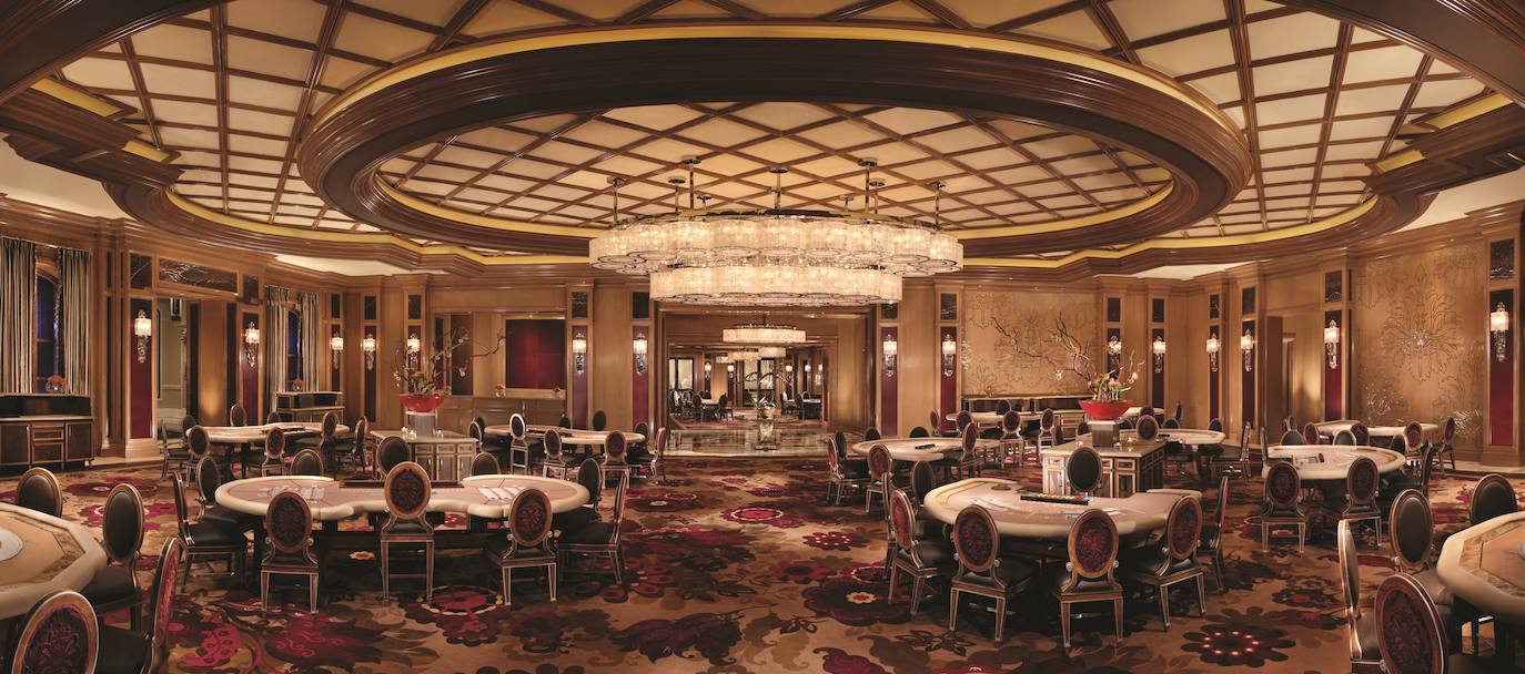 ¿Es Bellagio el mejor casino del mundo? | Resulta complicado decidir cuál es el mejor casino de Las Vegas y, por tanto, del mundo. Pero casi todos coinciden en que el Bellagio es el mejor. Un ejemplo: En él se celebra uno de los campeonatos del World Poker Tour más importantes, por lo que las grandes estrellas del juego de cartas más famoso del mundo se dan cita allí cada año. Solo entrar en la partida ya cuesta 20.000 dólares. Bellagio, es también una atracción en sí mismo. Alberga una combinación romántica de diferentes fragancias y colores de diferentes flores en sus increíbles jardines botánicos. Aparte de sus jardines interiores, también es el hogar de una Galería de Bellas Artes, donde se exhiben magníficas obras de arte creadas por los artistas más influyentes del mundo. 