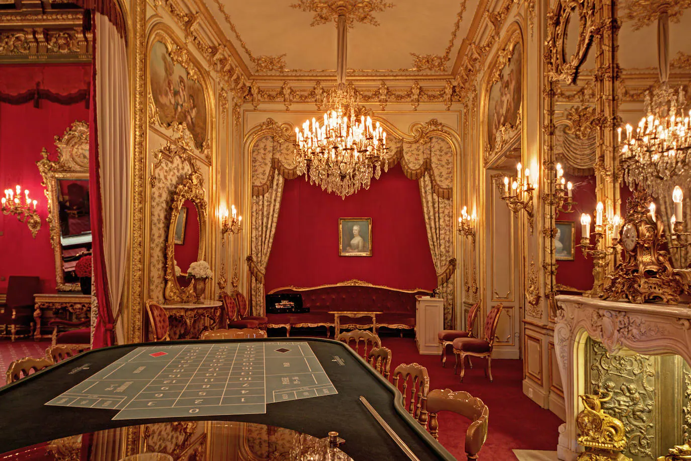 El más bello del mundo | Hay todo tipo de adjetivos para definir al Casino Baden-Baden en la Selva Negra alemana, pero mucha gente elige la frase con que lo definió la actriz Marlene Dietrich: “El casino más bello del mundo”. Tiene más de 250 años de historia, sigue la línea de los palacios reales franceses y durante el siglo pasado fue uno de los sitios de reunión preferidos de la aristocracia europea y mundial. Actualmente es un complejo que, además del casino, incluye un spa y un centro de conferencias. Curiosamente el casino tiene especial fama ya que inspiró “El Jugador” la gran novela de Fiódor Dostoyevsky. No fue el único famoso que lo visitó. También ha acogido a grandes artistas que se hospedaron y jugaron en el hotel con casino como Franz Liszt, Héctor Berlioz, Clara Schumann y Johannes Brahms entre otros. 