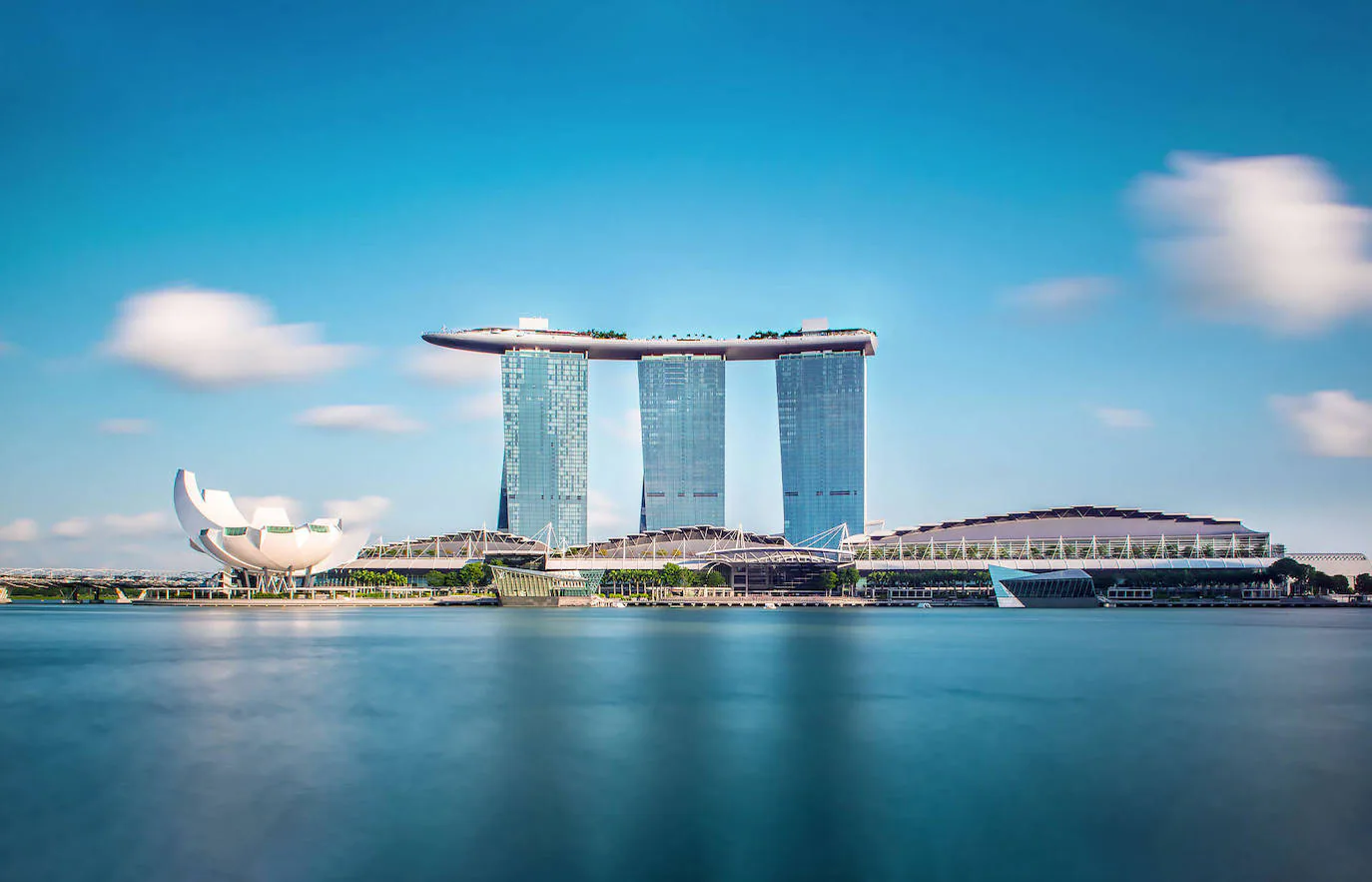 Caro y con la piscina más espectacular | Singapur destaca por muchas cosas, entre otras por la espectacular arquitectura que inunda la ciudad. Entre sus edificios destaca uno que es casino, el Marina Bay que además está considerado como el casino independiente más costoso del planeta y en el que su propietaria, Las Vegas Sands, invirtió 4.100 millones de euros en su construcción. El complejo, diseñado por Moshe Safdie arquitectos, cuenta con tres torres hoteleras, un centro de convenciones y exposiciones, un centro comercial, un museo de Arte y Ciencia, dos teatros, seis restaurantes y dos pabellones flotantes. Pero, seguramente, lo que más llama la atención es la increíble piscina situada en una plataforma elevada al aire libre sobre las tres torres del edificio, el Sands Sky Park, y está construida en acero inoxidable con una capacidad de 1440 m³ de agua. Su espectacularidad nace gracias al borde invisible en el que termina la misma. Como no podría ser de otra forma el nombre de la piscina es Infinity Pool (Piscina Infinita). 