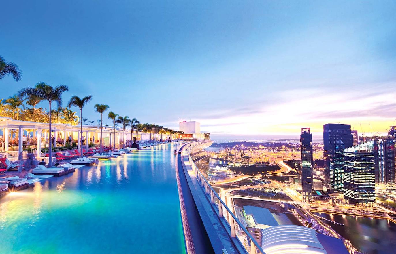 Caro y con la piscina más espectacular | Singapur destaca por muchas cosas, entre otras por la espectacular arquitectura que inunda la ciudad. Entre sus edificios destaca uno que es casino, el Marina Bay que además está considerado como el casino independiente más costoso del planeta y en el que su propietaria, Las Vegas Sands, invirtió 4.100 millones de euros en su construcción. El complejo, diseñado por Moshe Safdie arquitectos, cuenta con tres torres hoteleras, un centro de convenciones y exposiciones, un centro comercial, un museo de Arte y Ciencia, dos teatros, seis restaurantes y dos pabellones flotantes. Pero, seguramente, lo que más llama la atención es la increíble piscina situada en una plataforma elevada al aire libre sobre las tres torres del edificio, el Sands Sky Park, y está construida en acero inoxidable con una capacidad de 1440 m³ de agua. Su espectacularidad nace gracias al borde invisible en el que termina la misma. Como no podría ser de otra forma el nombre de la piscina es Infinity Pool (Piscina Infinita). 