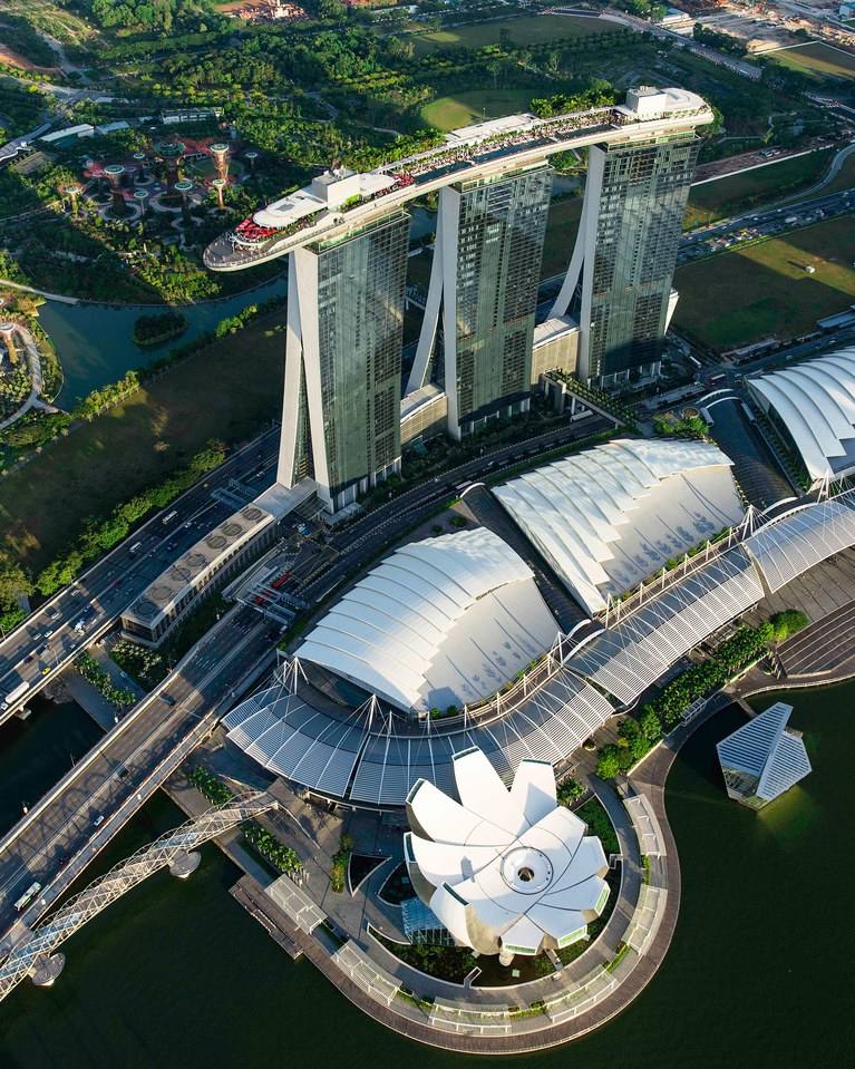 Caro y con la piscina más espectacular | Singapur destaca por muchas cosas, entre otras por la espectacular arquitectura que inunda la ciudad. Entre sus edificios destaca uno que es casino, el Marina Bay que además está considerado como el casino independiente más costoso del planeta y en el que su propietaria, Las Vegas Sands, invirtió 4.100 millones de euros en su construcción. El complejo, diseñado por Moshe Safdie arquitectos, cuenta con tres torres hoteleras, un centro de convenciones y exposiciones, un centro comercial, un museo de Arte y Ciencia, dos teatros, seis restaurantes y dos pabellones flotantes. Pero, seguramente, lo que más llama la atención es la increíble piscina situada en una plataforma elevada al aire libre sobre las tres torres del edificio, el Sands Sky Park, y está construida en acero inoxidable con una capacidad de 1440 m³ de agua. Su espectacularidad nace gracias al borde invisible en el que termina la misma. Como no podría ser de otra forma el nombre de la piscina es Infinity Pool (Piscina Infinita). 