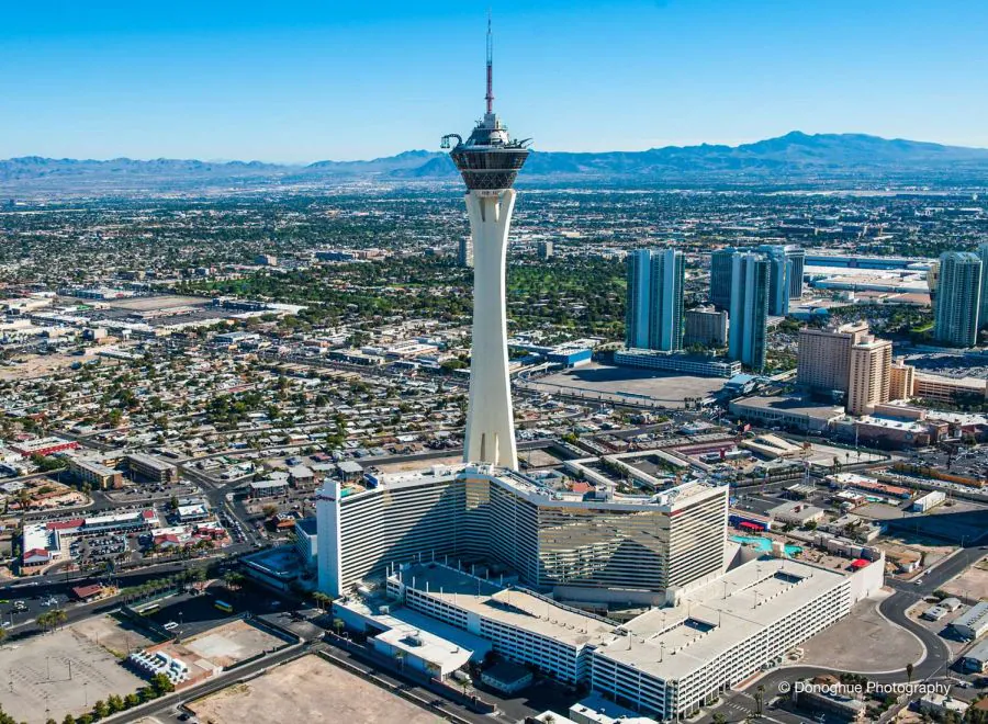 El más alto... y con un parque de atracciones | Aunque es uno de los muchos que existen en Las Vegas, lo peculiar del Stratosphere Las Vegas Hotel & Casino es que su sala de juego se encuentra a unos 1.200 metros de altura. Se trata de la torre de observación independiente más alta de los Estados Unidos y una de las atracciones más emocionantes entre los resorts de Las Vegas. Además de la emoción del juego, este casino es todo un parque de atracciones situado en la parte más alta del hotel. Allí está el Big Shot, una torre de caída, a 329 metros de altura a una velocidad cuatro veces mayor que cualquier fuerza gravitatoria. Insanity the Ride es la segunda atracción más alta del mundo y hace que las personas cuelguen sobre el borde de la torre y luego giren de forma circular a gran velocidad. X-Scream es una montaña rusa para descargar adrenalina por los cuatro costados... Y por último, Sky Jump, una caída controlada tipo puenting que hace bajar de formar rapidísima los 110 pisos del hotel. 