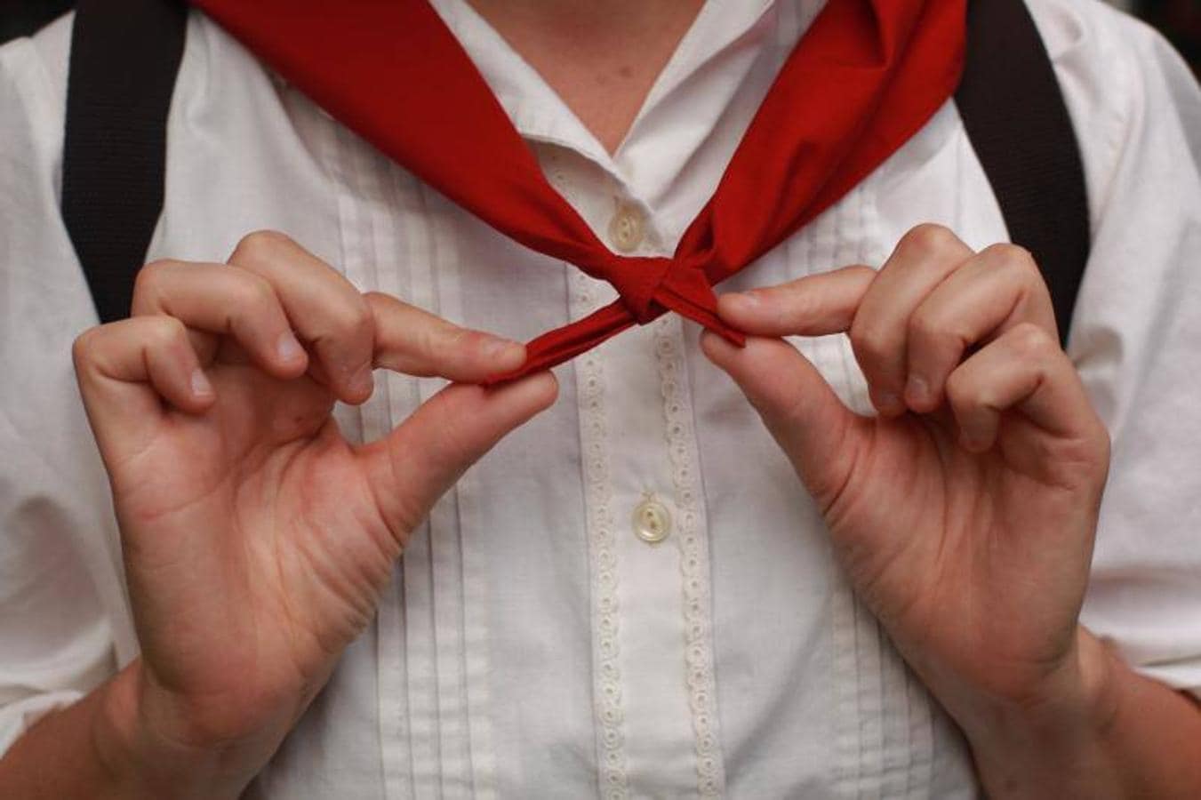 Lidia Aguilera viste un traje con camisa blanca, pañuelo rojo y falda de rayas que se hizo hace años con su cuadrilla de amigas. "Es súper cómodo, con este traje te puedes sentar en cualquier sitio", nos cuenta.