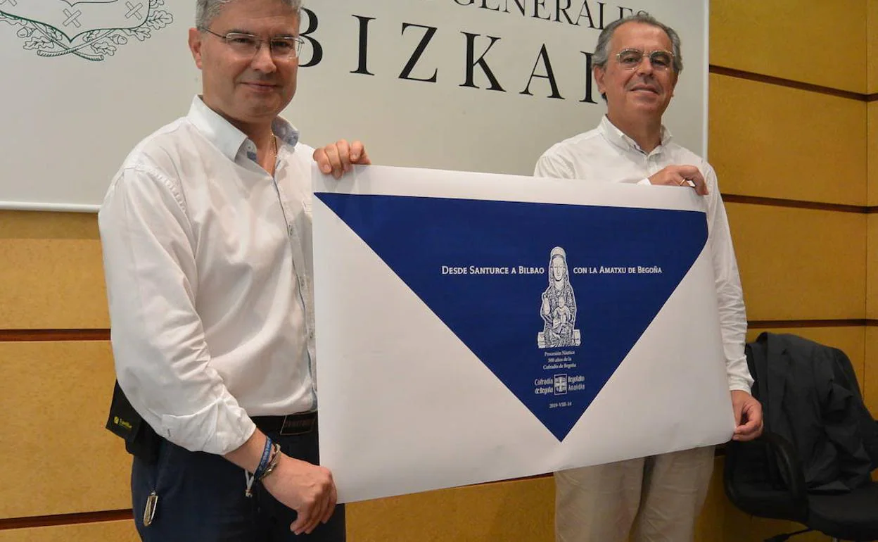 Javier Diago y José Andrés Etxebarria, con el diseño del pañuelo de la peregrinación. 