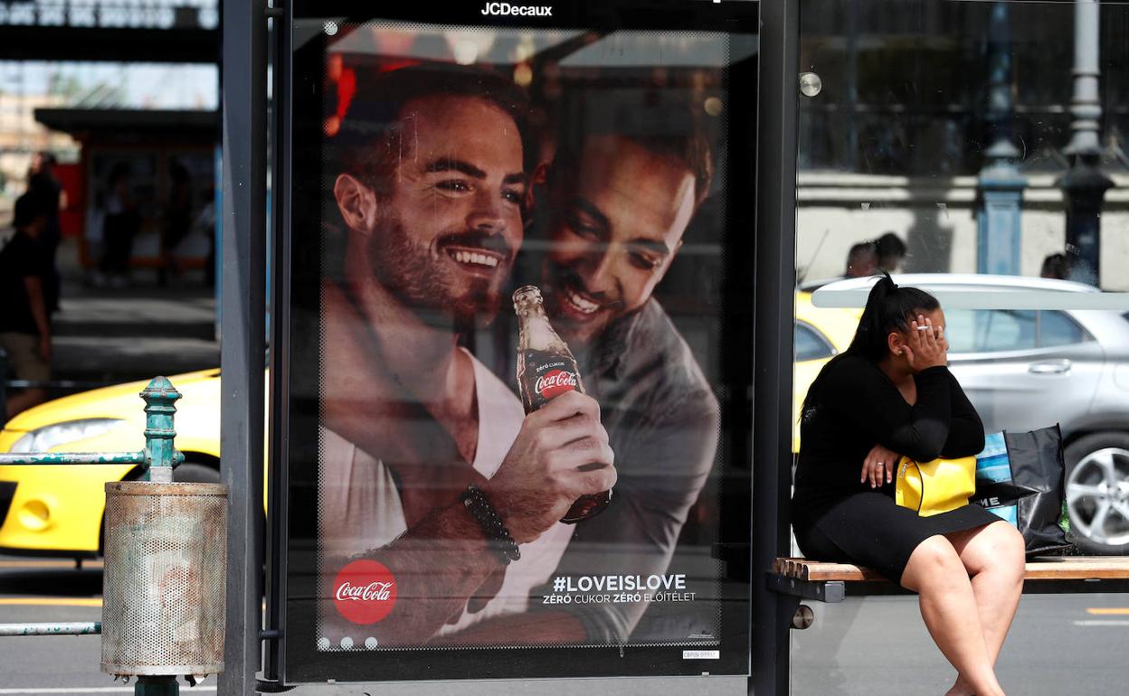 Imagen de la campaña en una marquesina de Coca Cola de Budapest.