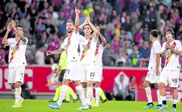 Los jugadores de la Roma celebran un gol con su afición.