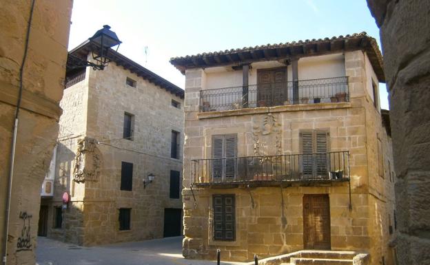 Las casas blasonadas abundan en la villa.