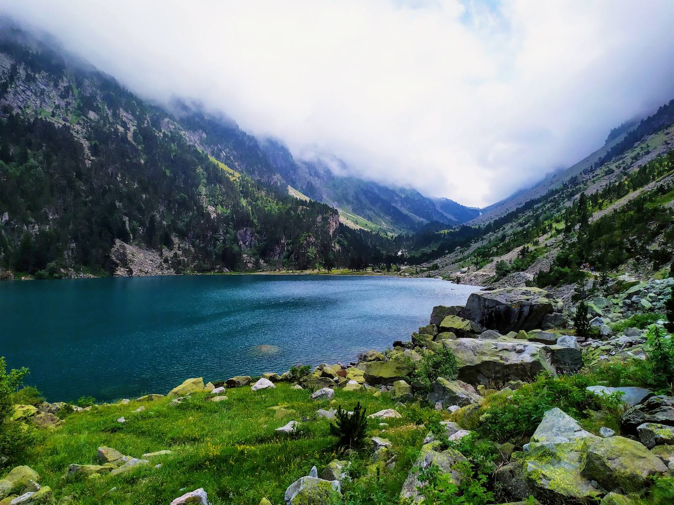 El agua es entre azul y verde turquesa