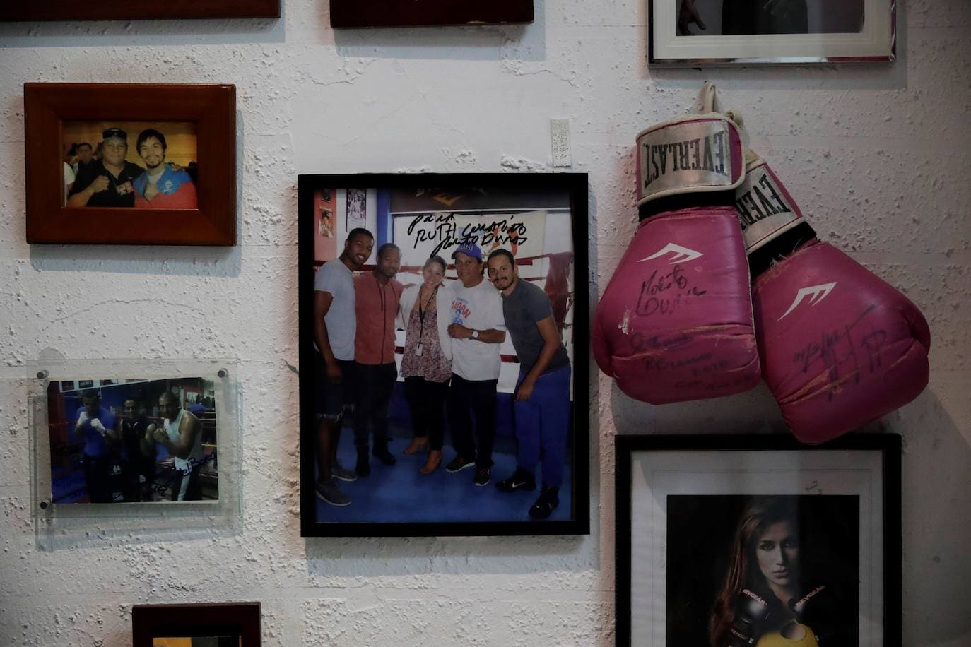 En el gimnasio de Panamá convertido en santuario en memoria de el excampeón mundial Roberto «Manos de Piedra» Durán, entrenan a diario decenas de personas para aprender a boxear como lo hacía la leyenda viva del boxeo. 