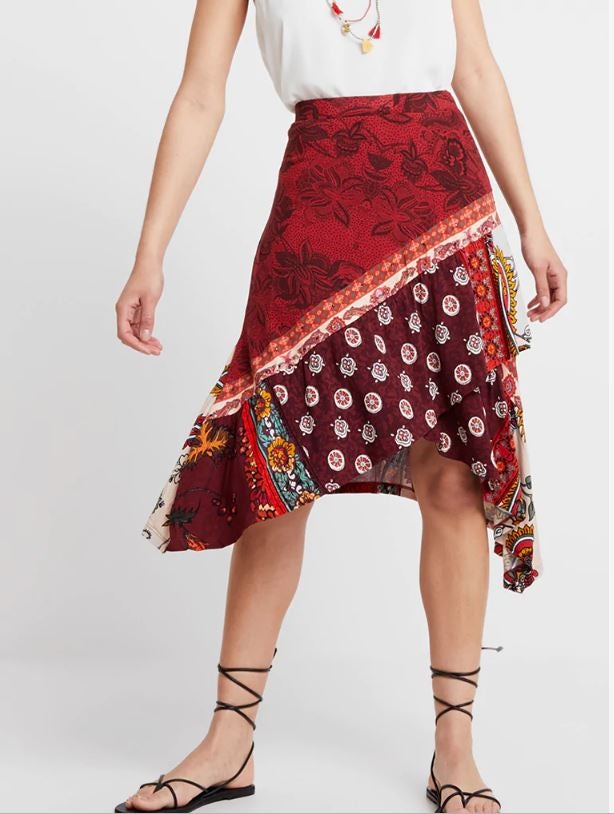Una original falda asimétrica de Desigual.