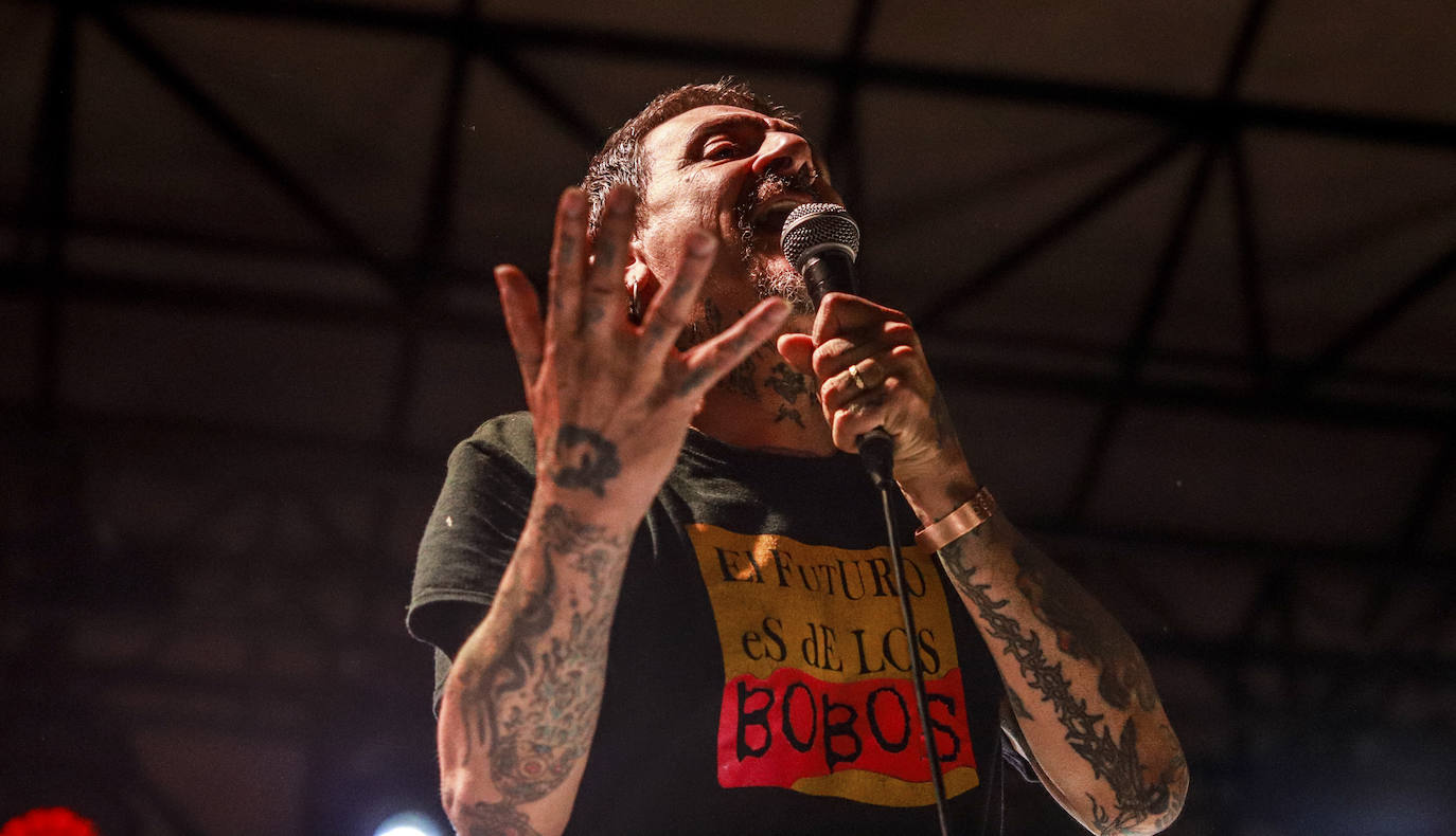 Evaristo Páramos, líder de la banda de Salvatierra, se ríe del lenguaje inclusivo en un concierto falto de ritmo donde cargó contra el Ayuntamiento de Vitoria
