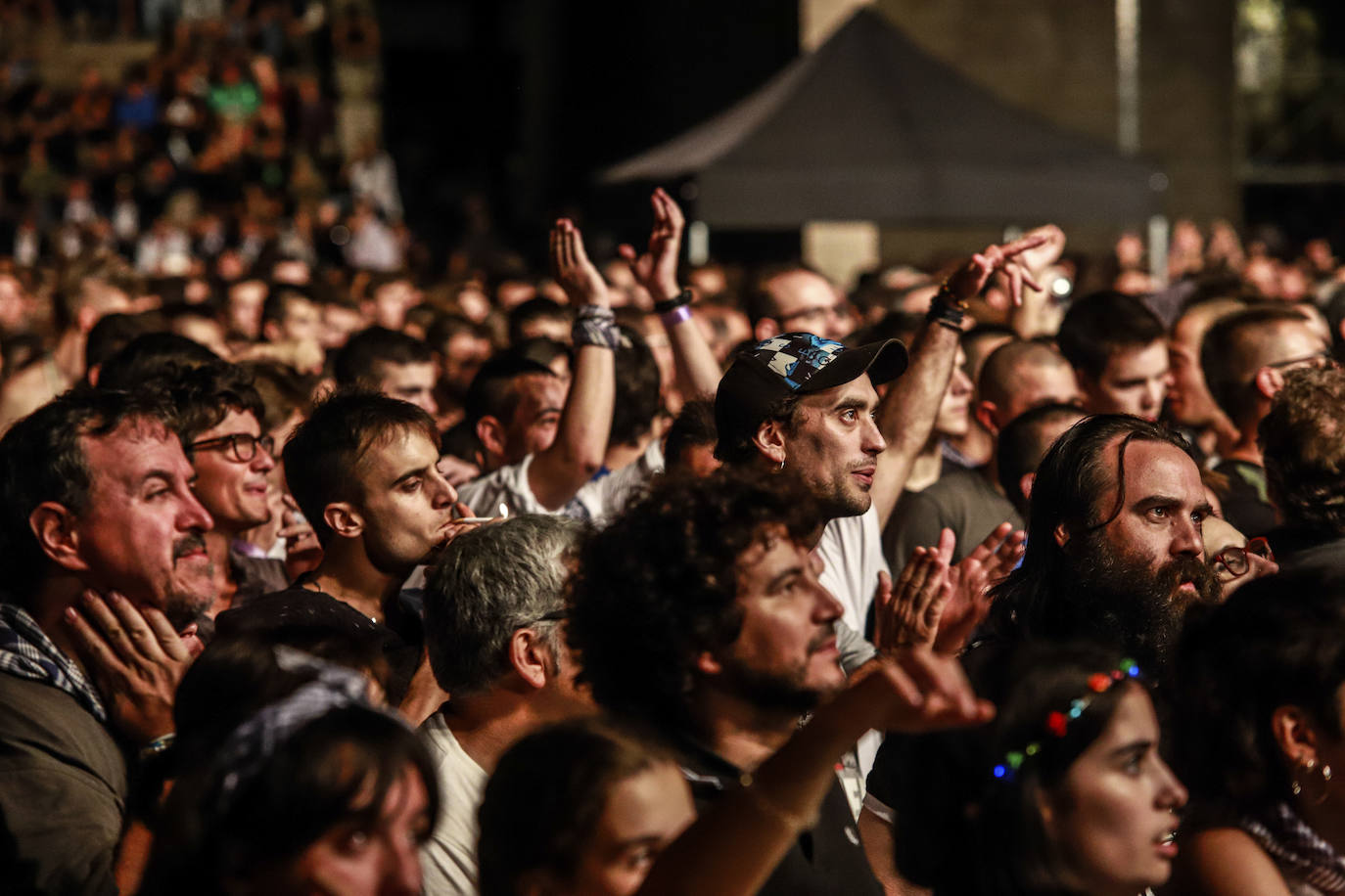 Evaristo Páramos, líder de la banda de Salvatierra, se ríe del lenguaje inclusivo en un concierto falto de ritmo donde cargó contra el Ayuntamiento de Vitoria