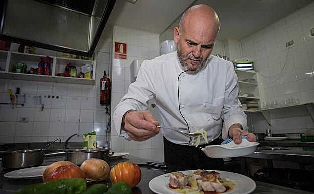 Jon Akarregi (Egaña) ultima un plato.