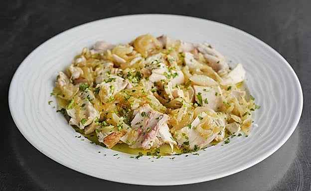 Bonito asado con cebolla del restaurante oriotarra.