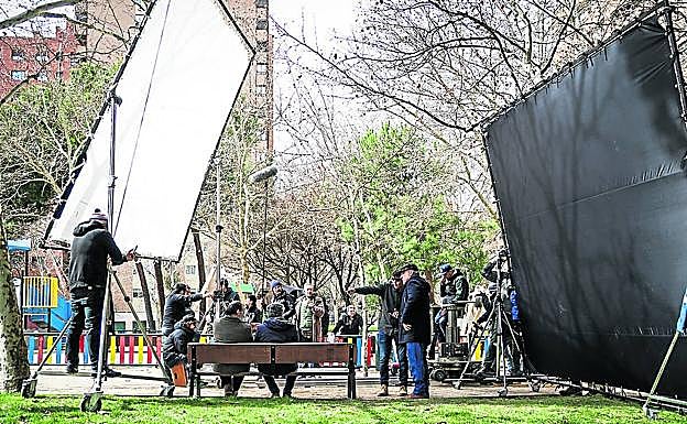 El director de la película da indicaciones a un actor del reparto durante el rodaje en Madrid.