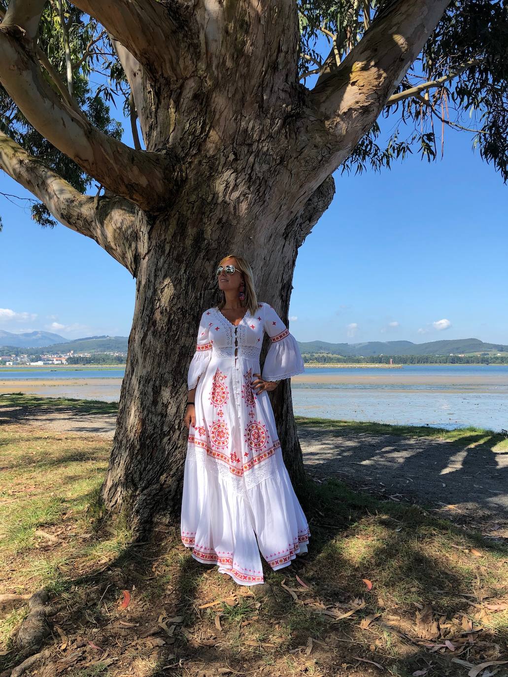 La marca de ropa de Ruth Vilda, Luna Maga Ibiza, fusiona la tradición artesanal y el encanto de África, Asia y Oriente con el espíritu hippie de la isla balear. Aquí cuatro vestidos especiales y muy románticos diseñados por ella