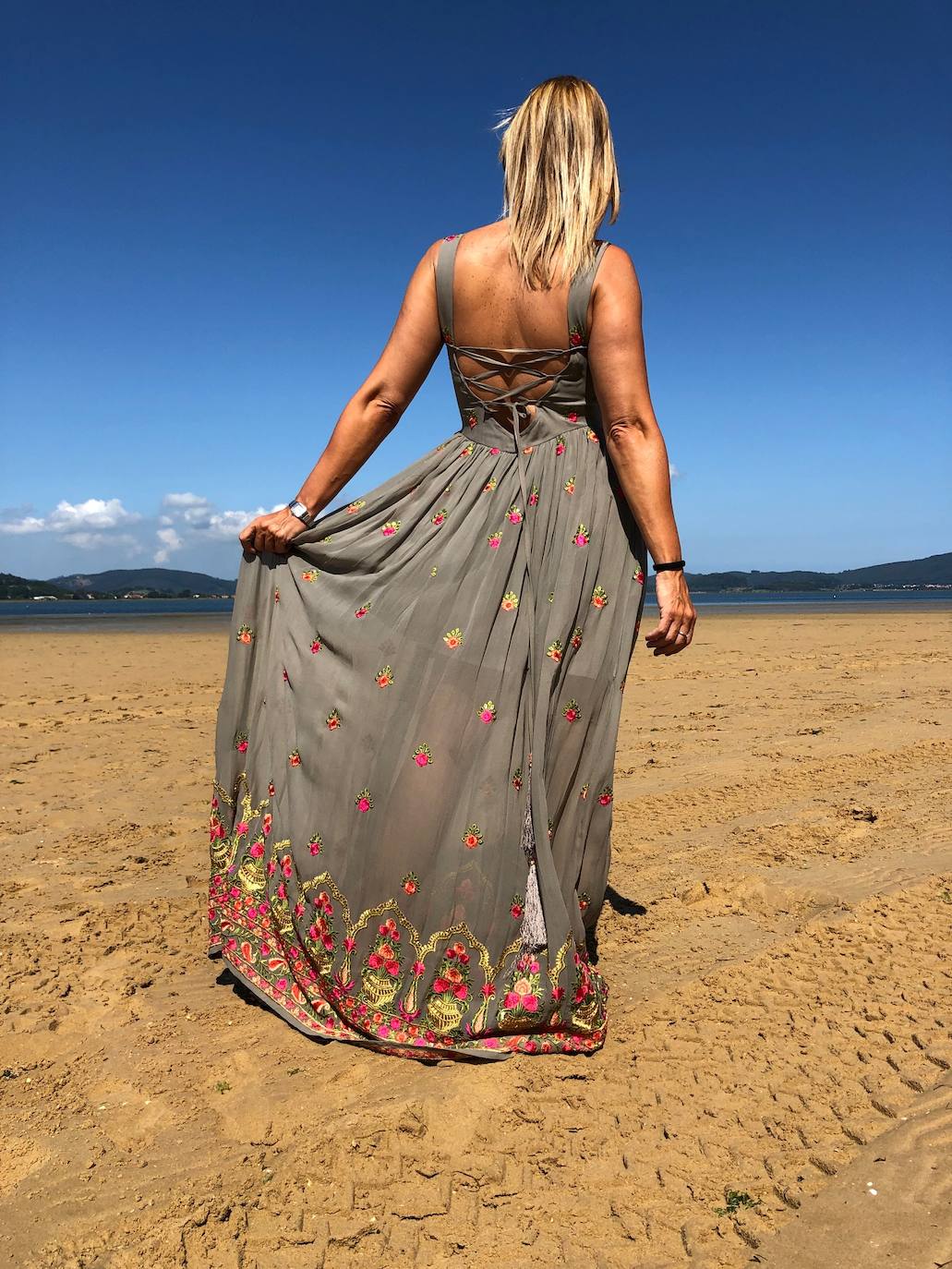 La marca de ropa de Ruth Vilda, Luna Maga Ibiza, fusiona la tradición artesanal y el encanto de África, Asia y Oriente con el espíritu hippie de la isla balear. Aquí cuatro vestidos especiales y muy románticos diseñados por ella