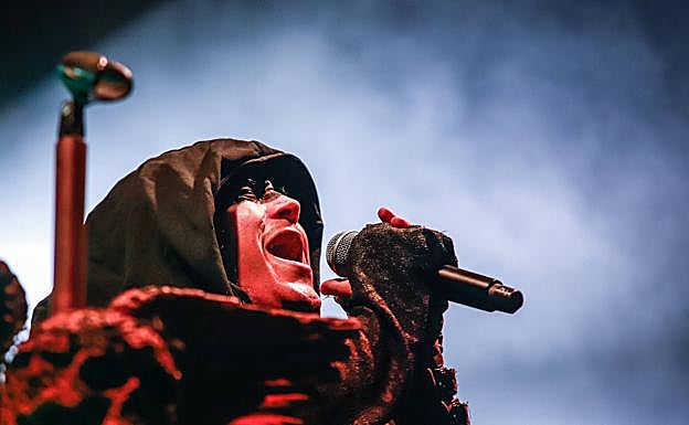 Mägo de Oz recurrió a su repertorio más vitalista para su concierto en las fiestas de Vitoria.