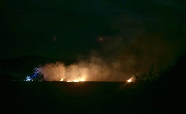Los espectáculos de fuegos artificiales de La Blanca se cerraron anoche con un incendio en las inmediaciones de Mendizabala.