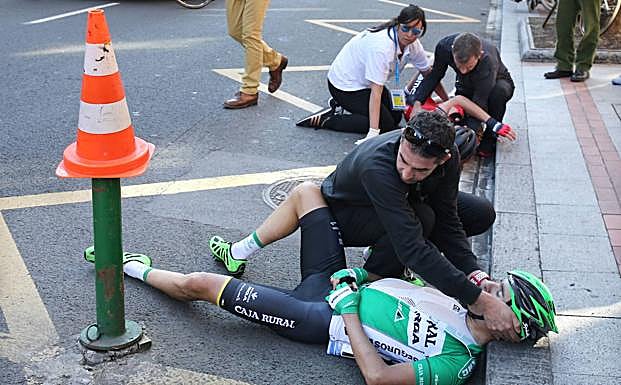 Sergio Pardilla chocó contra un bolardo señalizado con un cono en la Gran Vía de Bilbao durante la primera etapa de la Vuelta al País Vasco de 2015.
